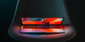 Hur du använder en dubbel skärm på din bärbara dator förklaras