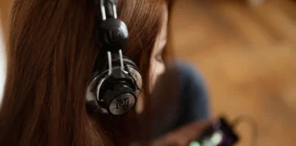 Vad är skillnaden mellan headsets och hörlurar?