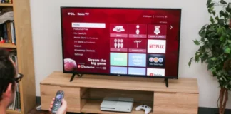 Så här slår du på din TCL Roku TV utan fjärrkontroll på 4 olika sätt